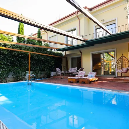 Pool And Retreat Willa